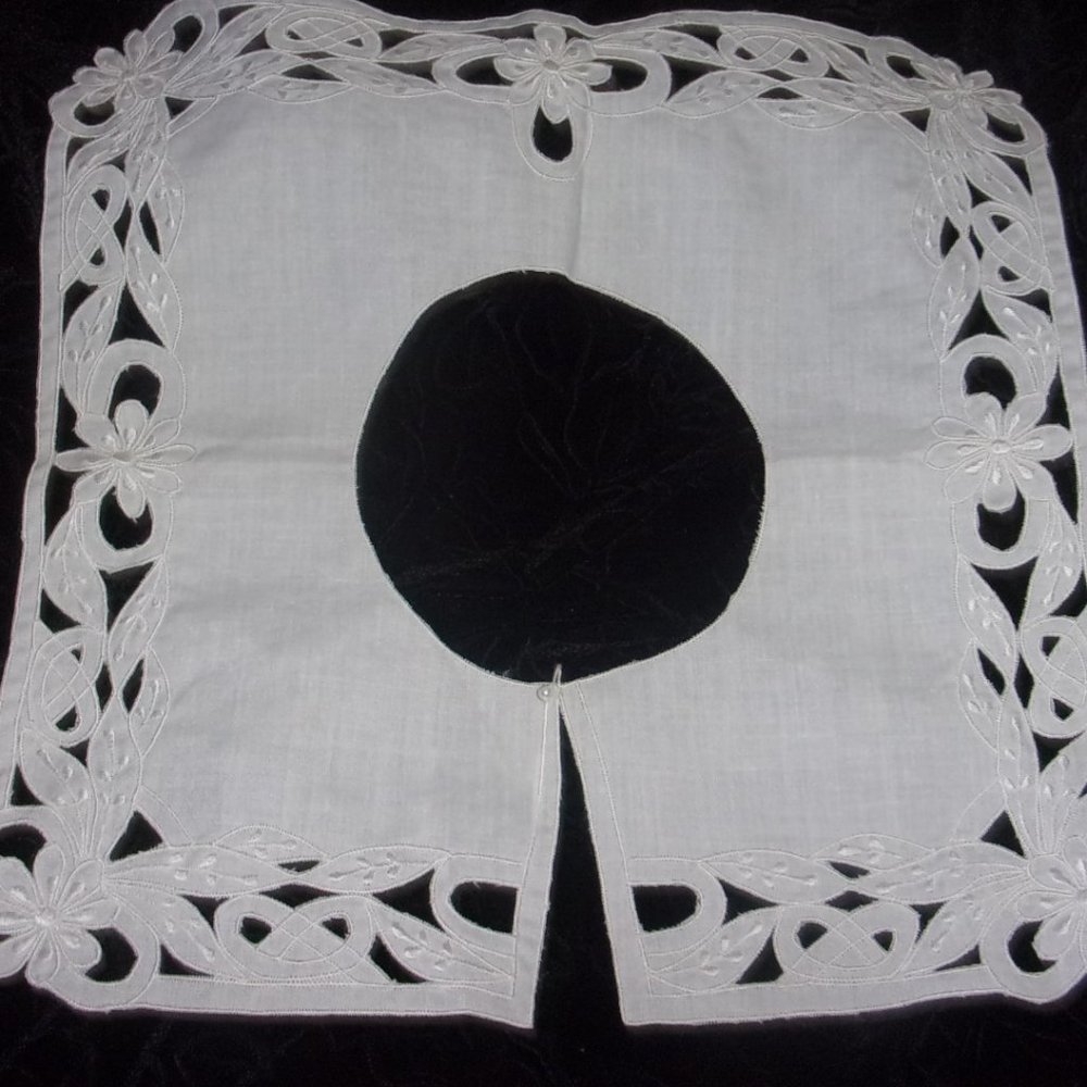 A WHITE BATTENBURG LACE SQUARE COLLAR
